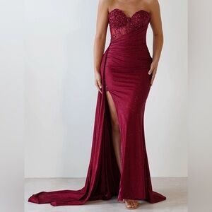 Elegant Burgundy Strapless Evening Gown
